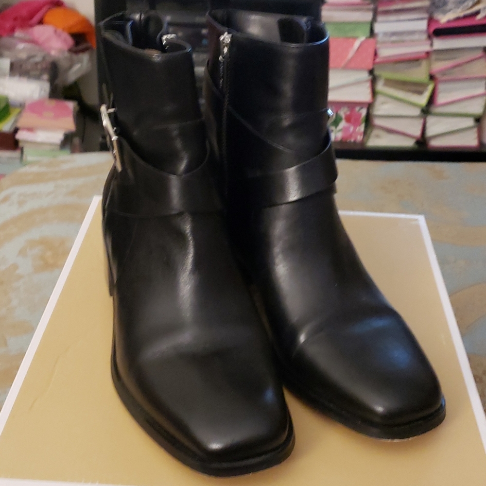 Ladies Leather Bootie Size 9